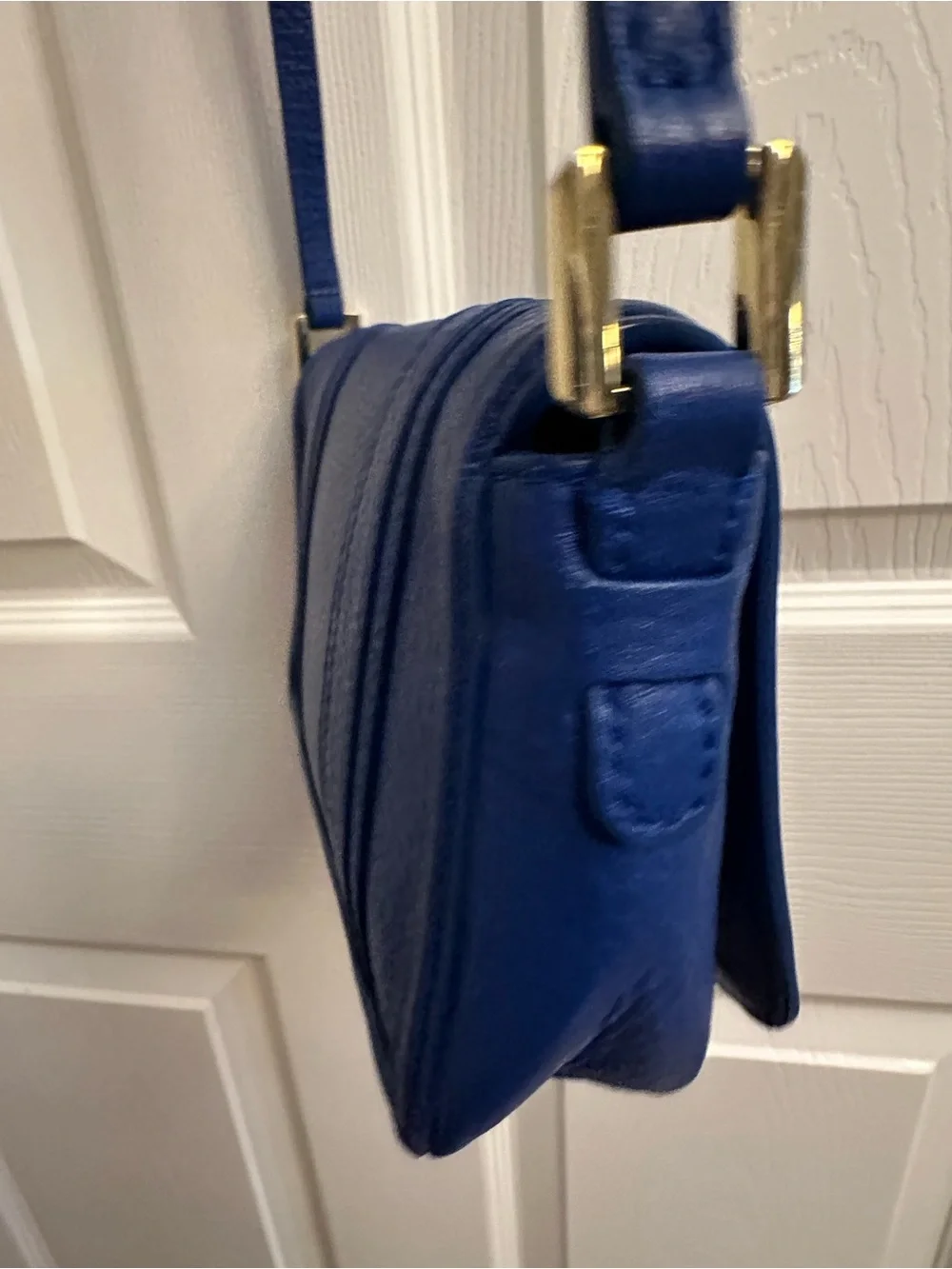 Tory Burch EUC Cobalt Pebbled Leather Crossbody with Gold Logo